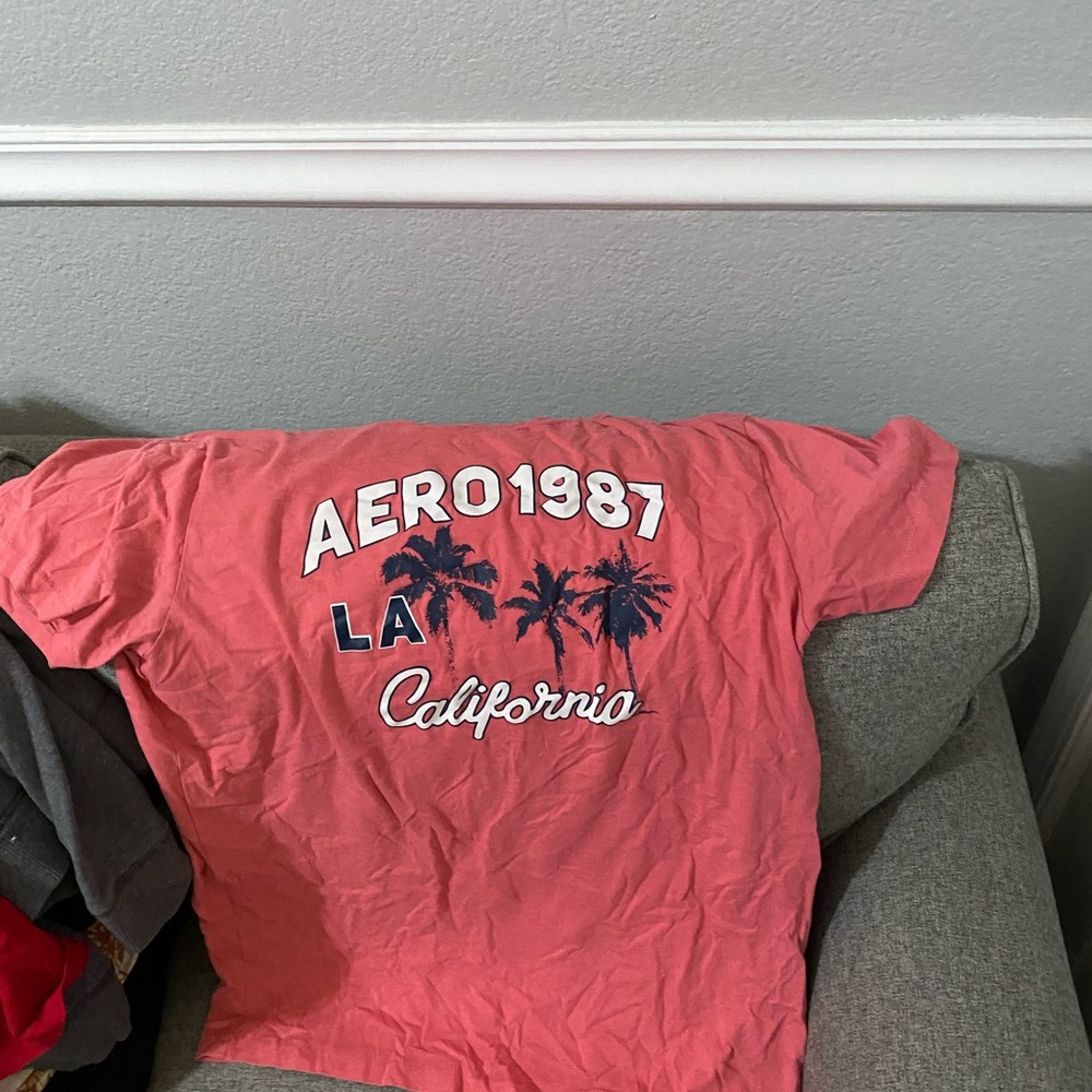 pink t shirt